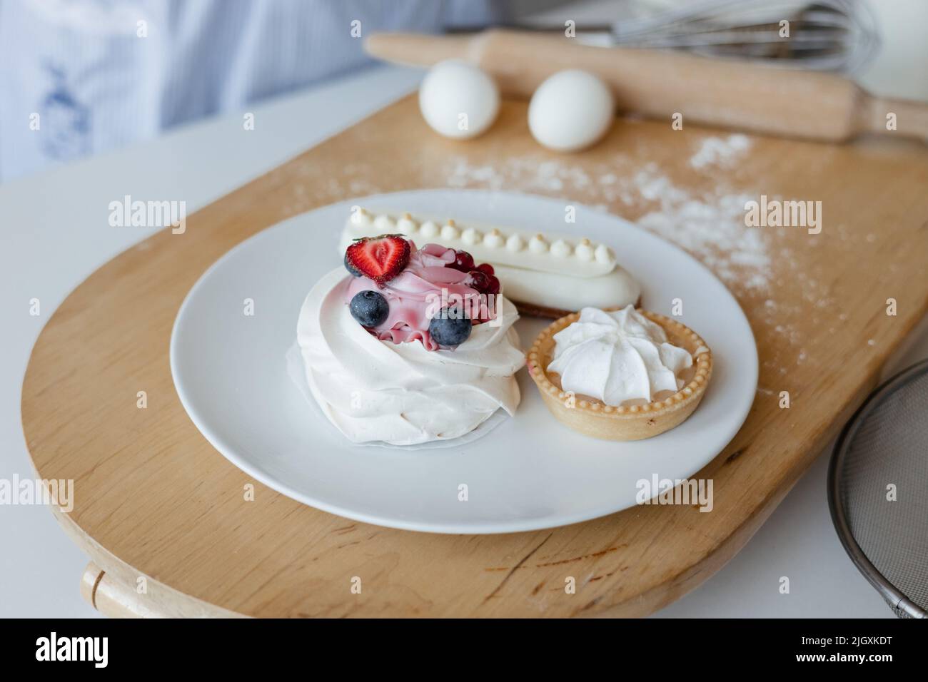 Torte appetitose su un piatto in cucina Foto Stock