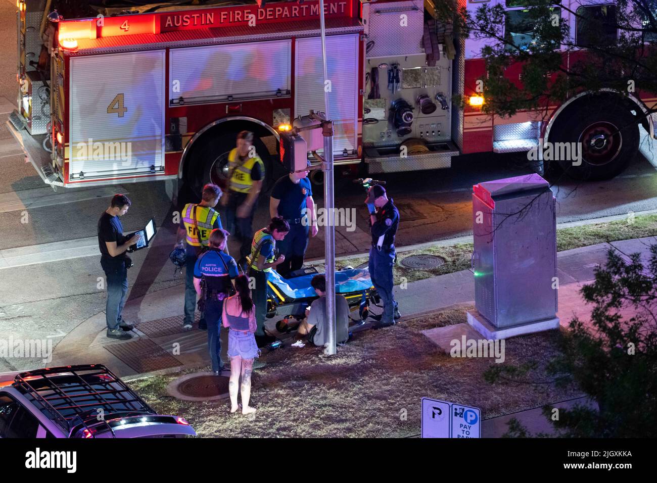 Austin Texas USA, luglio 2022: I membri del Dipartimento dei vigili del fuoco di Austin e del Dipartimento di polizia di Austin rispondono a un incidente all'angolo di 12th e Guadalupe centro città, dove un uomo è stato trasportato all'ospedale con lesioni. Le circostanze relative all'incidente sono sconosciute. ©Bob Daemmrich Foto Stock