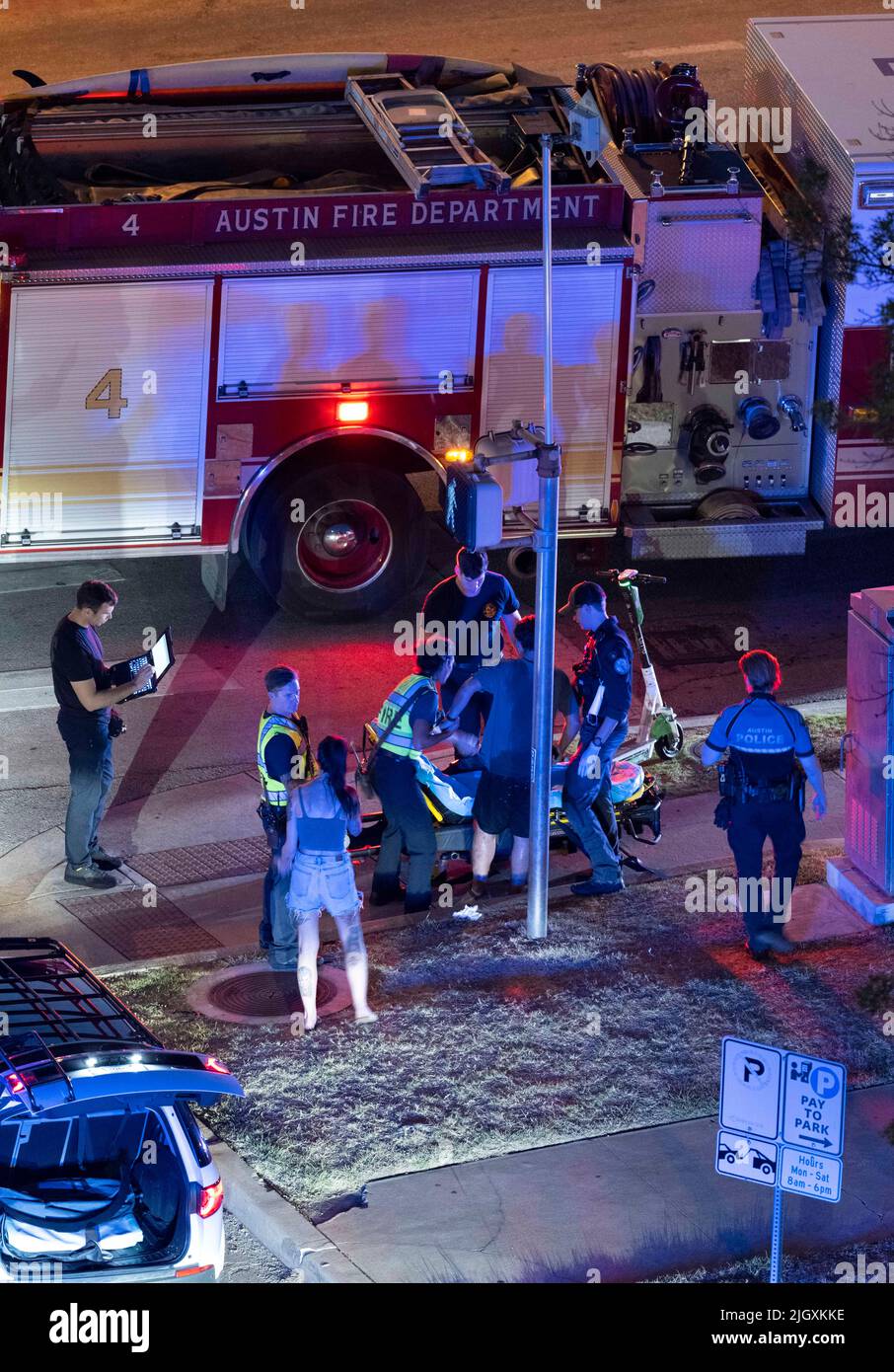 Austin Texas USA, luglio 2022: I membri del Dipartimento dei vigili del fuoco di Austin e del Dipartimento di polizia di Austin rispondono a un incidente all'angolo di 12th e Guadalupe centro città, dove un uomo è stato trasportato all'ospedale con lesioni. Le circostanze relative all'incidente sono sconosciute. ©Bob Daemmrich Foto Stock