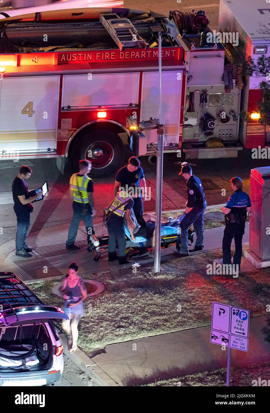 Austin Texas USA, luglio 2022: I membri del Dipartimento dei vigili del fuoco di Austin e del Dipartimento di polizia di Austin rispondono a un incidente all'angolo di 12th e Guadalupe centro città, dove un uomo è stato trasportato all'ospedale con lesioni. Le circostanze relative all'incidente sono sconosciute. ©Bob Daemmrich Foto Stock