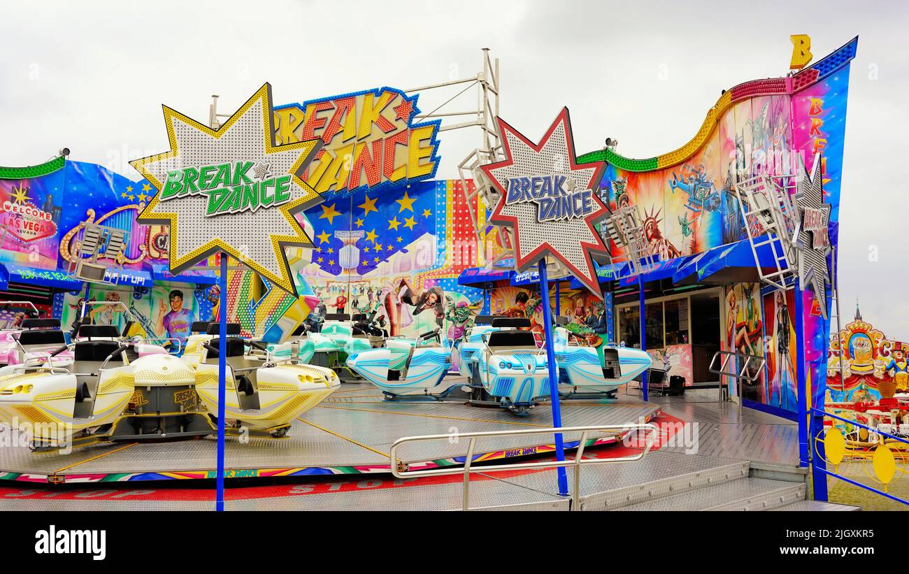 Fai un giro in fiera presso la famosa fiera 'Rheinkirmes' 2022 a Düsseldorf/Germania, la più grande fiera del divertimento sul Reno. Foto Stock