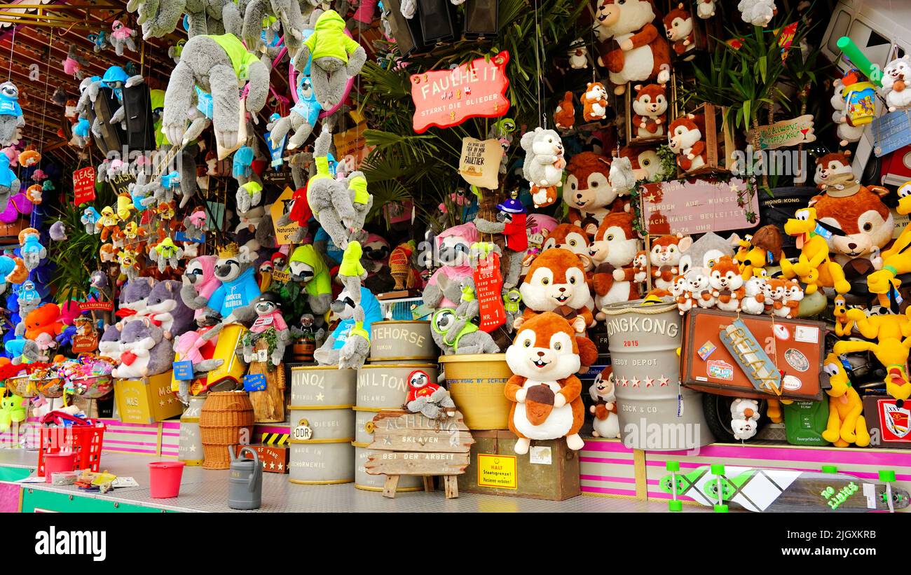 Giocattoli coccolati in uno stand presso la famosa fiera del divertimento 'Rheinkirmes' 2022 a Düsseldorf/Germania, la più grande fiera del divertimento sul Reno. Foto Stock