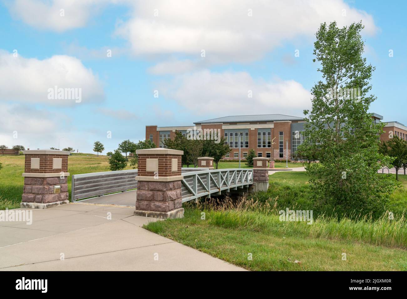 SIOUX FALLS, SD, USA - 11 LUGLIO 2022: Percorso pedonale del campus e Avera Hall presso l'Università del South Dakota Sioux Falls. Foto Stock