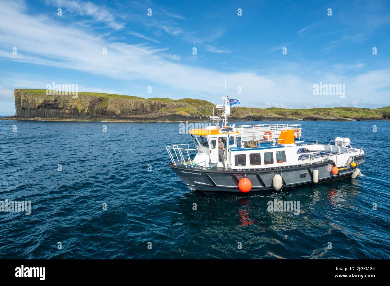 Tour in barca all'uscita dell'isola di Staffa (Ebridi interne), Scozia, Regno Unito Foto Stock