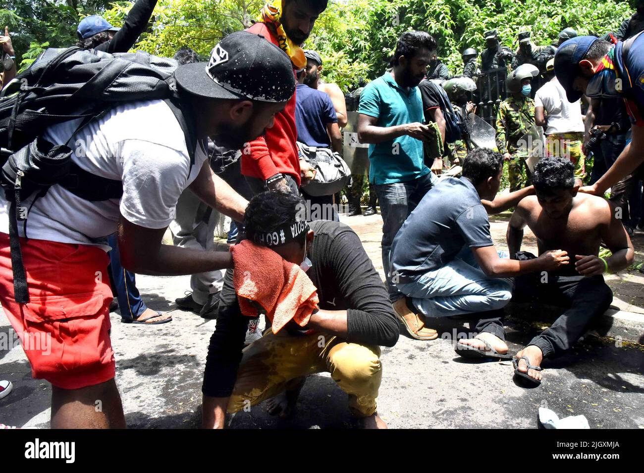Colombo, Sri Lanka. 13th luglio 2022. I manifestanti reagiscono da gas lacrimogeni durante uno scontro di fronte all'ufficio del primo ministro dello Sri Lanka Ranil Wickremasinghe durante una protesta che chiede le sue dimissioni, dopo che il presidente Gotabaya Rajapaksa è fuggito, in mezzo alla crisi economica del paese, a Colombo, Sri Lanka, mercoledì 13 luglio 2022. Migliaia di manifestanti antigovernali sono stati inondati nell'ufficio del primo ministro dello Sri Lanka Ranil Wickremesinghe, ore dopo che è stato nominato presidente in carica. Foto di Kumara De Mel/ Credit: UPI/Alamy Live News Foto Stock