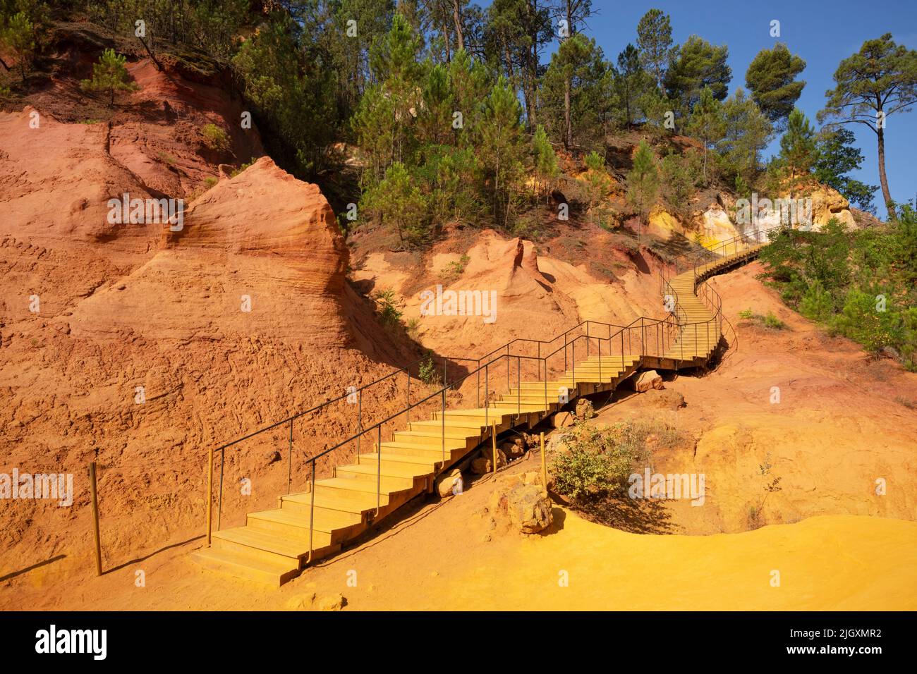 Vista delle scale in 'ocres de roussillon', Francia, Europa Foto Stock