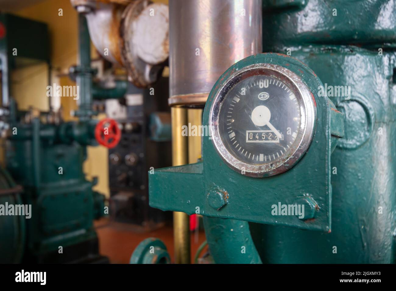 Indicatore sul motore Kelvin Diesel K2, con indicazione delle ore di funzionamento. Faro di Ardnamurchan, Scozia, Regno Unito Foto Stock