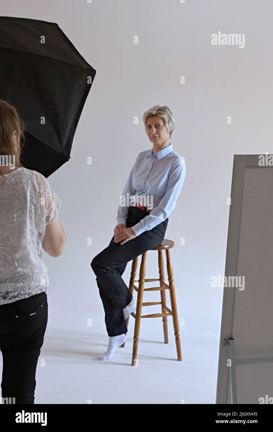 donna in uno studio fotografico professionale. Fotografia di ritratto aziendale Foto Stock