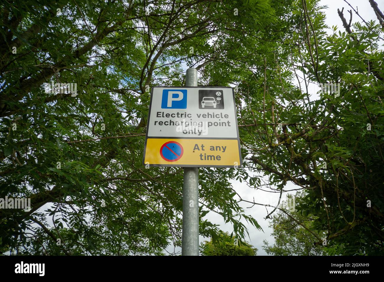 Solo punto di ricarica dei veicoli elettrici - cartello che vieta il parcheggio a meno che non si debba ricaricare un'auto elettrica, Scozia, Regno Unito Foto Stock