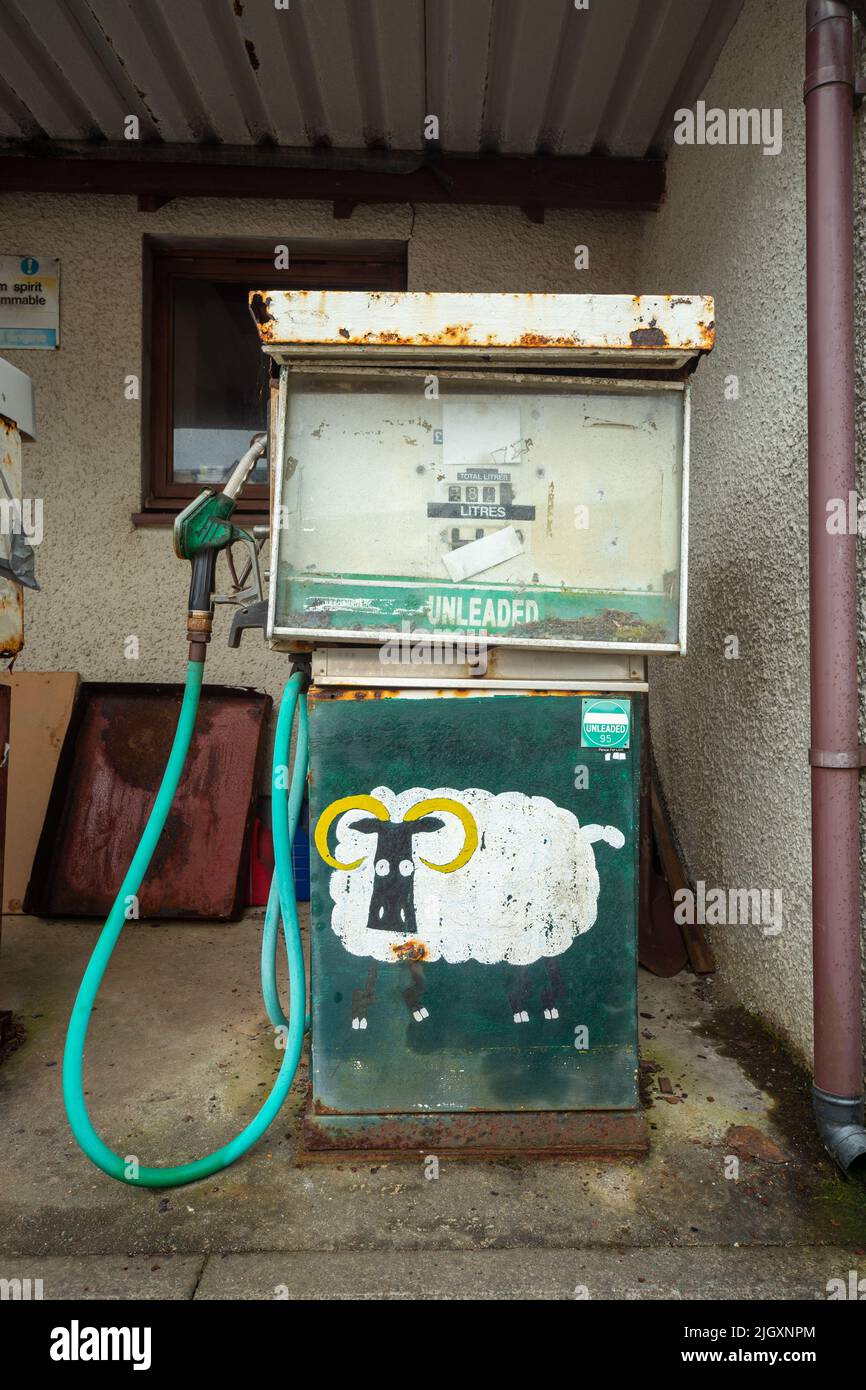 Vecchia pompa carburante a Kilchoan, Scozia, Regno Unito. Foto Stock