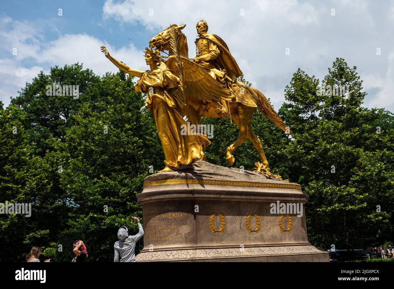 Tourist scattando foto di William Tecumseh Sherman Monument, Grand Army Plaza a New York City, New York, Stati Uniti d'America Foto Stock