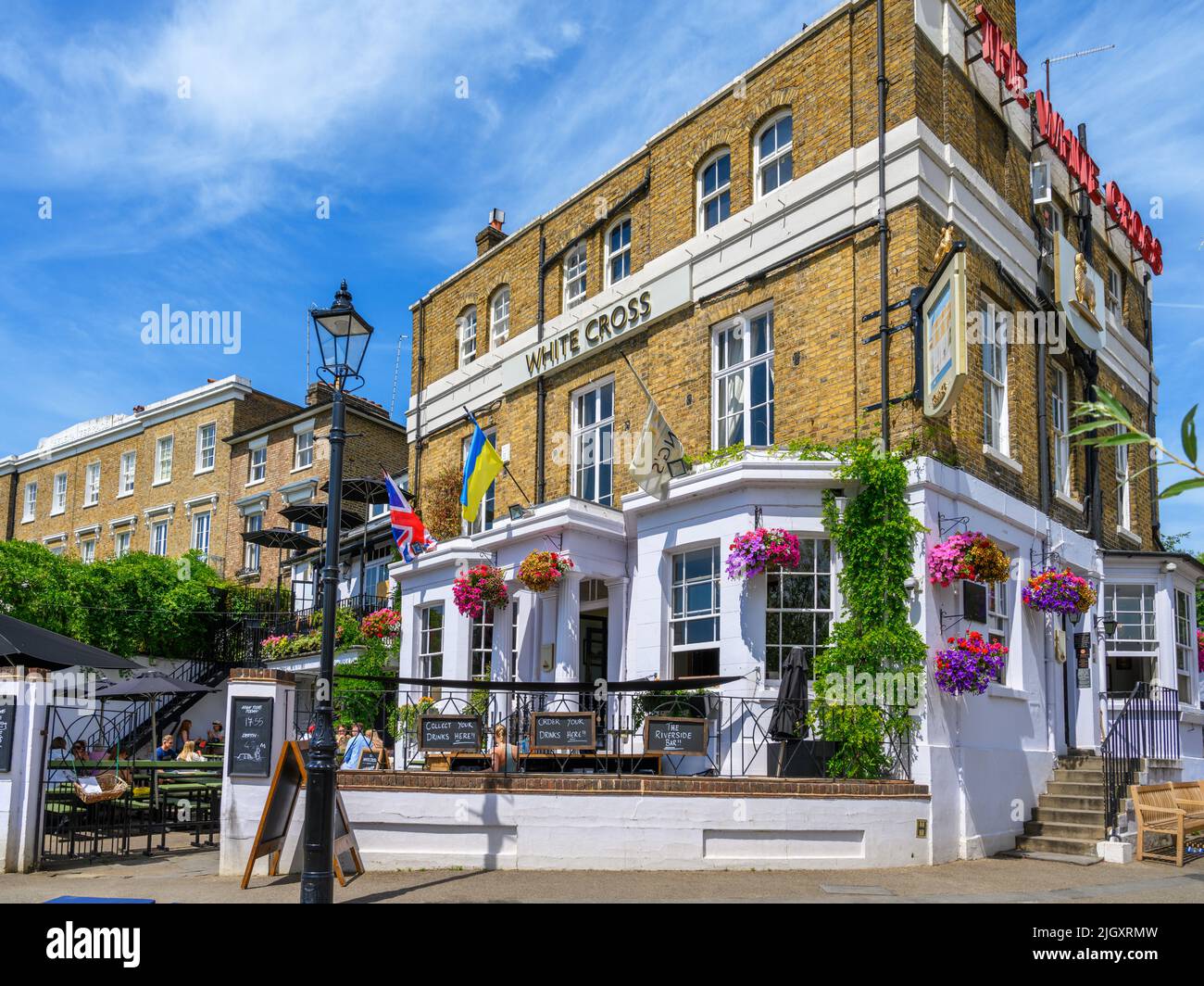 Il pub White Cross sul lungofiume a Richmond upon Thames, Londra, Inghilterra, Regno Unito Foto Stock