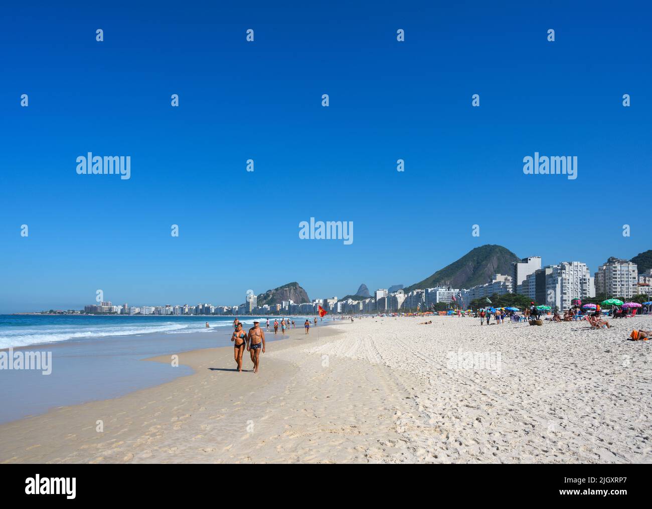 Sulla spiaggia di Copacabana, Copacabana, Rio de Janeiro, Brasile Foto Stock