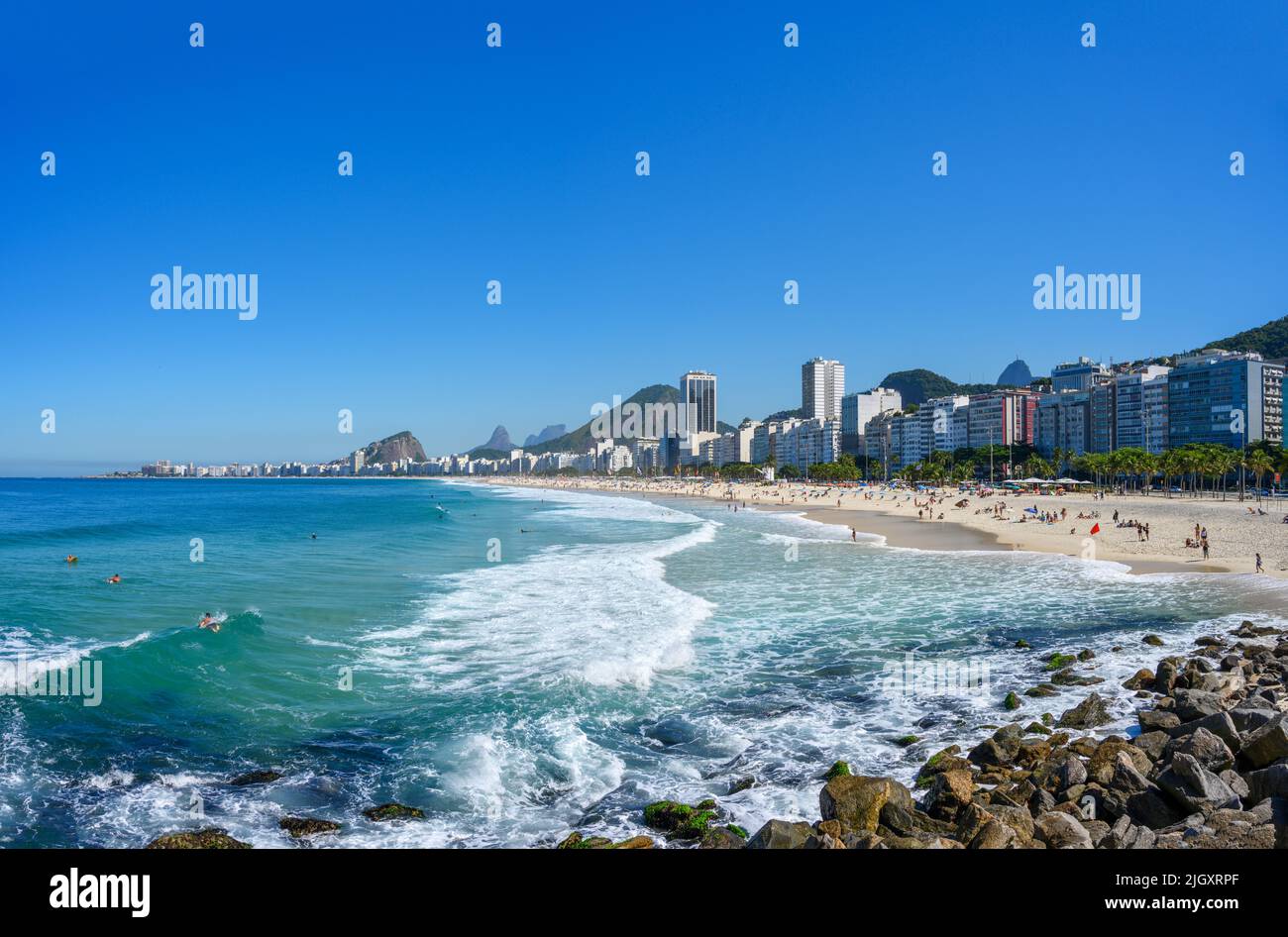 Spiaggia di Copacabana da Mureta do Leme, Copacabana, Rio de Janeiro, Brasile Foto Stock