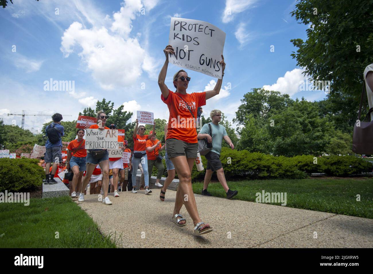 Washington, Stati Uniti. 13th luglio 2022. Le persone che partecipano al quarto rally di marzo per vietare le armi d'assalto dimostrano fuori degli edifici del Senato presso il Campidoglio degli Stati Uniti a Washington, DC mercoledì 13 luglio 2022. Foto di Bonnie Cash/UPI Credit: UPI/Alamy Live News Foto Stock