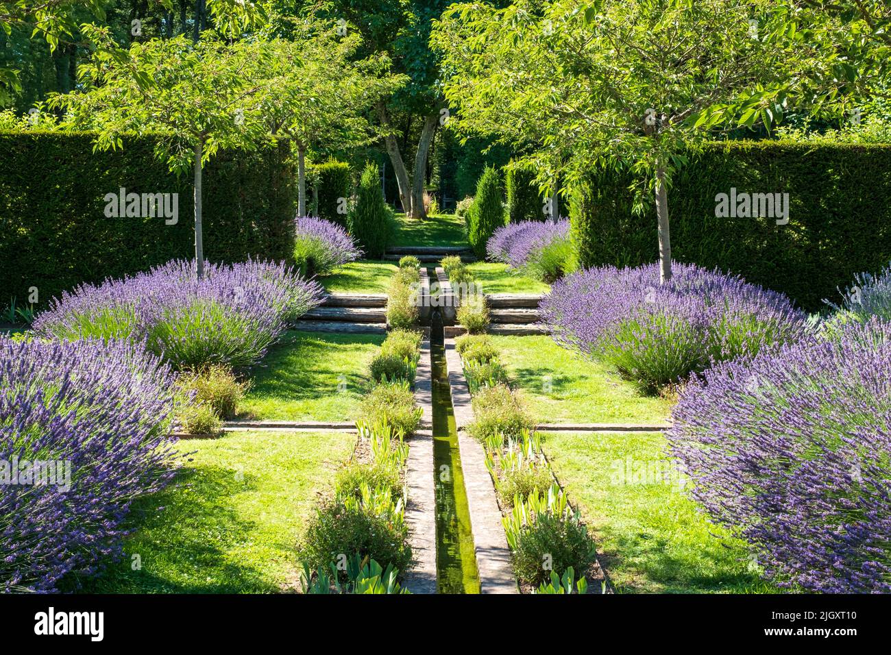 Giardino paesaggistico con lavanda e acqua corrente a Jardin Domaine de Poulaines nella Valle della Loira, Francia. Foto Stock