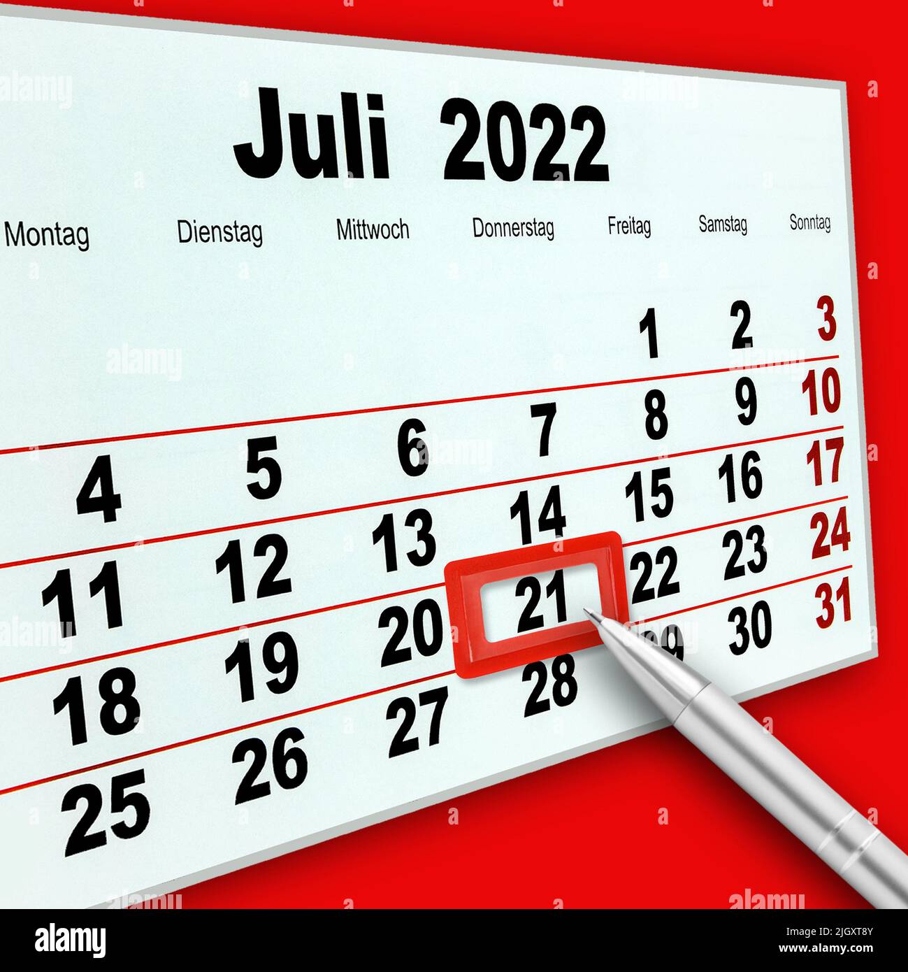 Calendario tedesco 2022 luglio 21 su sfondo rosso con matita Foto Stock