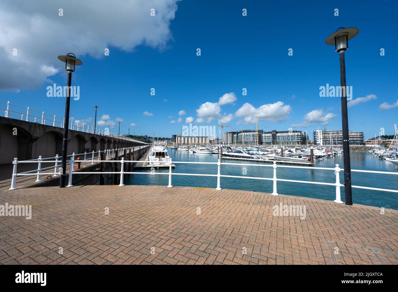 Barche ormeggiate a Elizabeth Marina, porto di St Helier della dipendenza della Corona britannica di Jersey, Isole del canale, Isole britanniche. Foto Stock