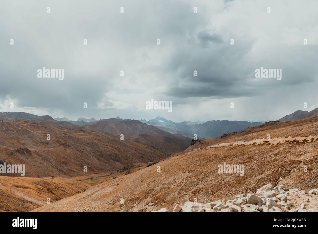 Paesaggio della valle di montagna con nuvole di pioggia scuro nel Parco Nazionale Deosai in Pakistan Foto Stock