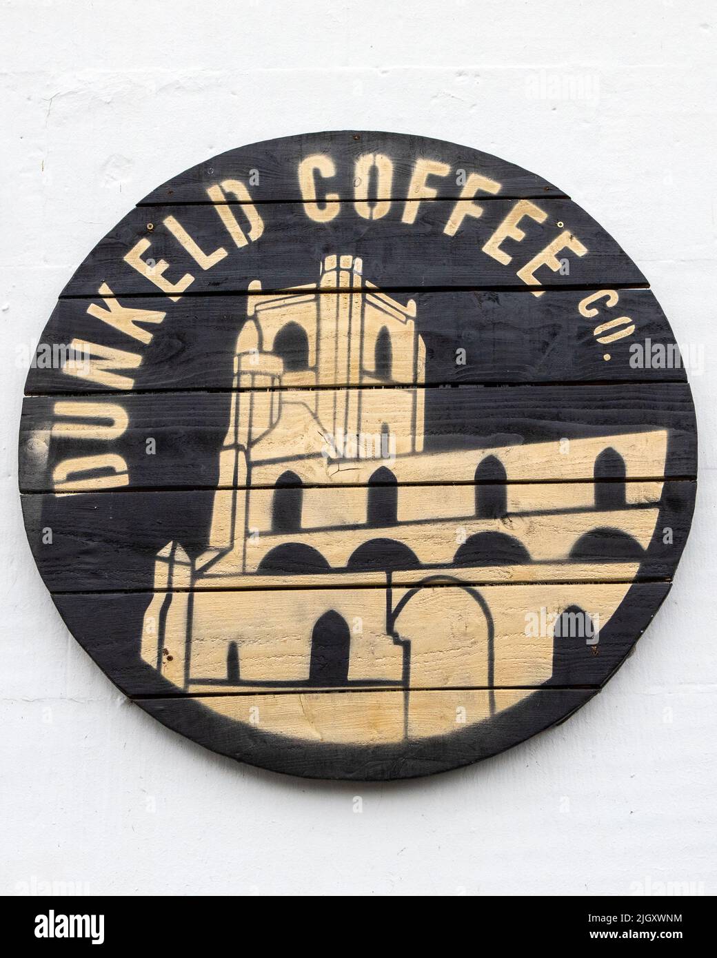 Dunkeld, Scozia - Ottobre 25th 2021: Un cartello per la Dunkeld Coffee Company nella splendida città di Dunkeld in Scozia, Regno Unito. Foto Stock