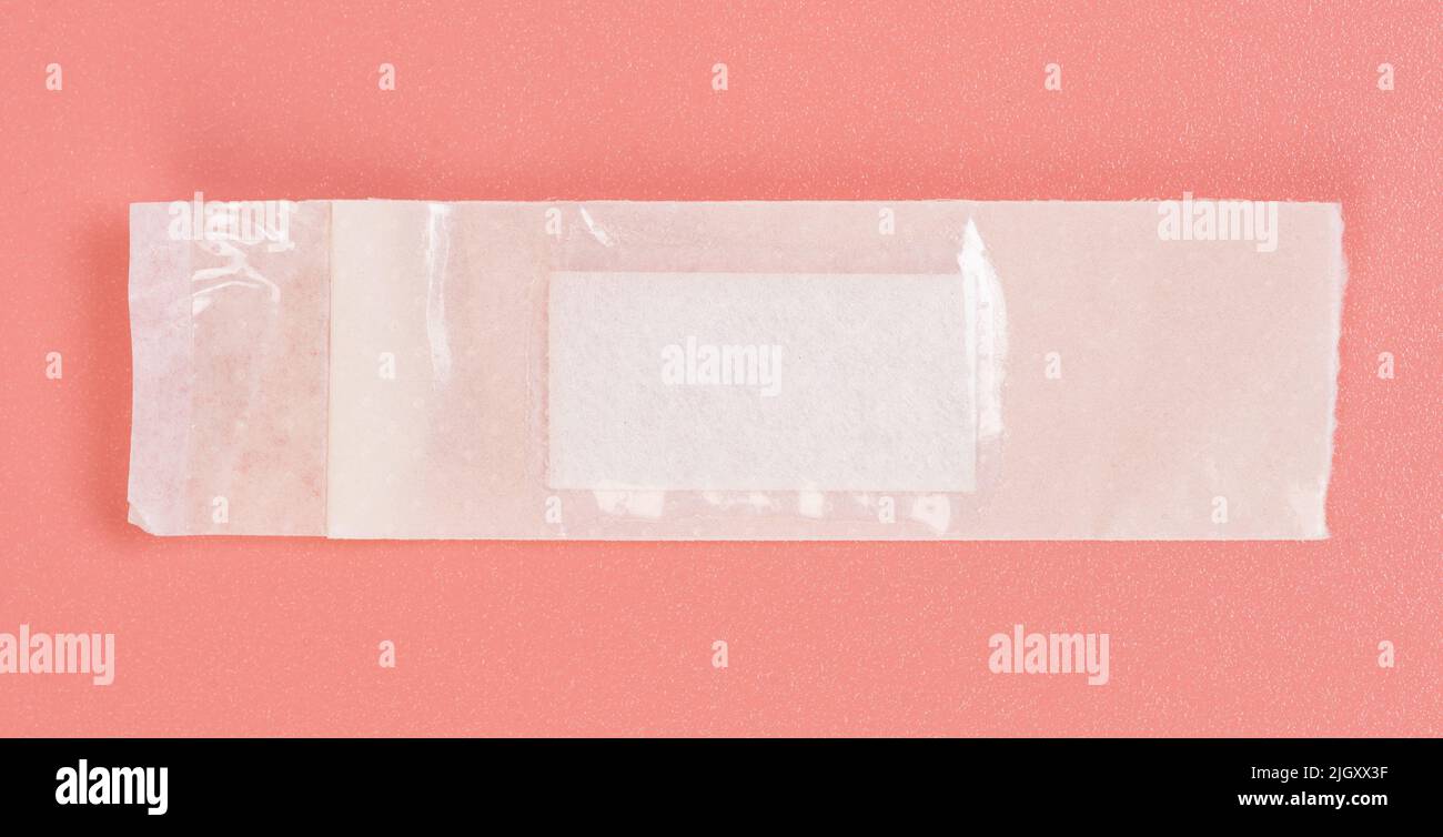 Nastro medico bianco isolato su sfondo rosa vista ravvicinata Foto Stock