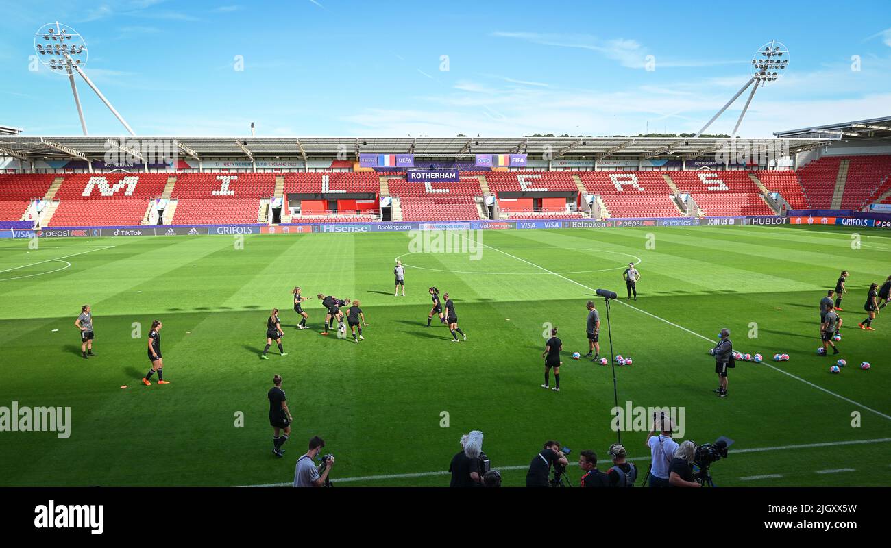 Rotherham, Inghilterra, 13/07/2022, l'illustrazione mostra una sessione di allenamento della squadra nazionale belga di calcio femminile The Red Flames, mercoledì 13 luglio 2022 a Rotherham, Inghilterra, in vista della seconda partita di gruppo nel gruppo D del torneo femminile Euro 2022. Il Campionato europeo di calcio femminile UEFA 2022 si svolgerà dal 6 al 31 luglio. BELGA FOTO DAVID CATRY Foto Stock