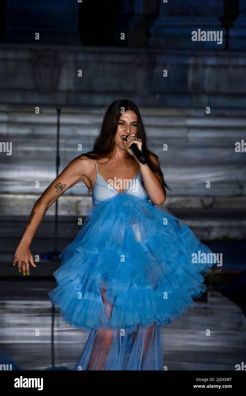Roma, Italia. 12th luglio 2022. Roma, 12/07/2022 campidoglio, Gaia ospite speciale sulla passerella, per la premiazione di “chi è al next2022. La cantante cantò alcune canzoni dal suo repertorio, indossando uno splendido abito ATTO N. 1. Nella foto la cantante GAIA Credit: Independent Photo Agency/Alamy Live News Foto Stock