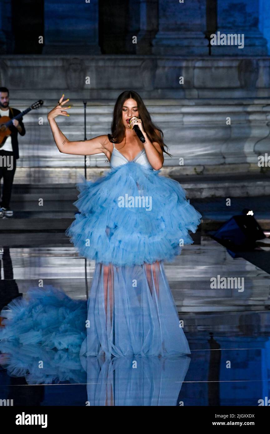 Roma, Italia. 12th luglio 2022. Roma, 12/07/2022 campidoglio, Gaia ospite speciale sulla passerella, per la premiazione di “chi è al next2022. La cantante cantò alcune canzoni dal suo repertorio, indossando uno splendido abito ATTO N. 1. Nella foto la cantante GAIA Credit: Independent Photo Agency/Alamy Live News Foto Stock