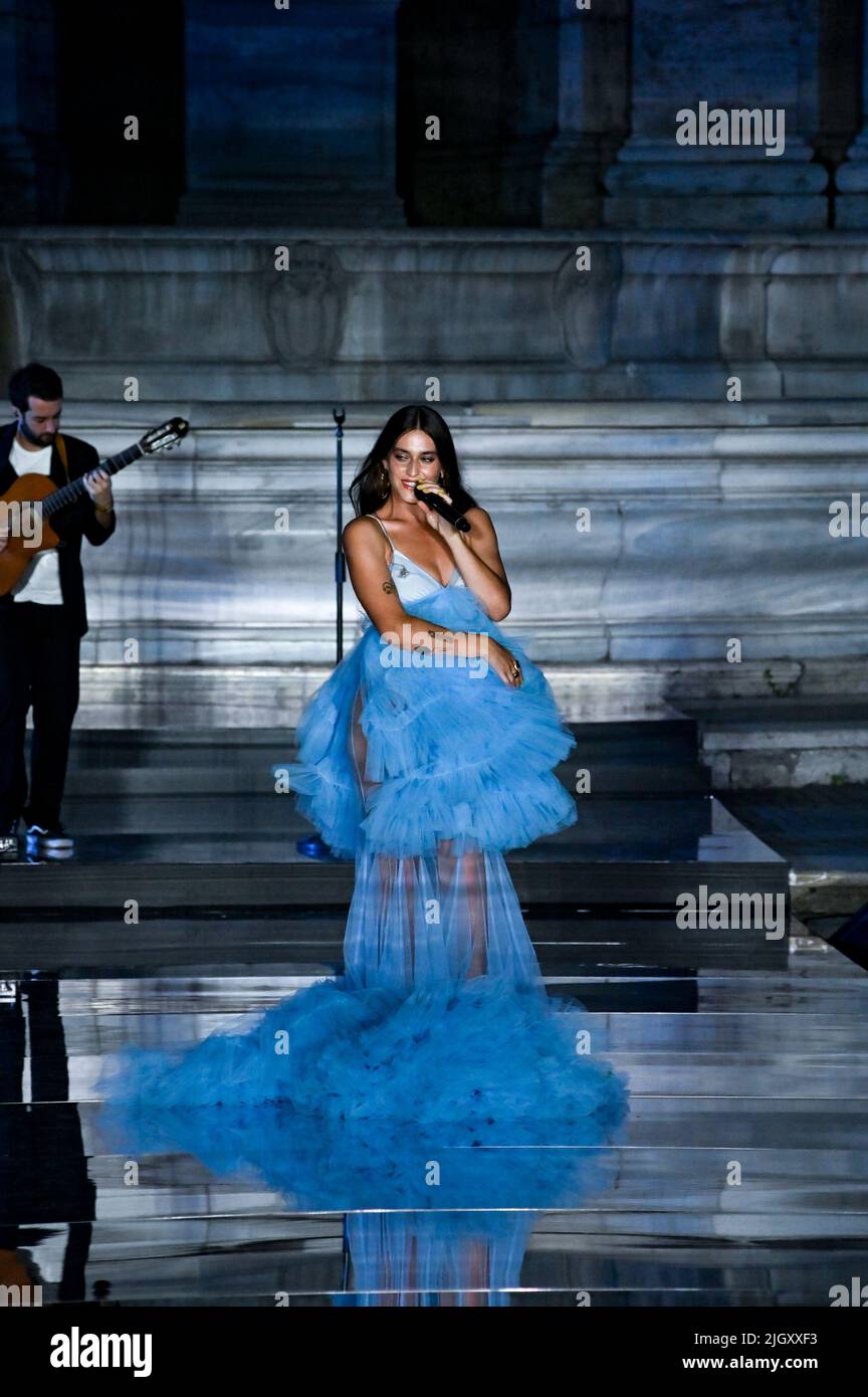 Roma, Italia. 12th luglio 2022. Roma, 12/07/2022 campidoglio, Gaia ospite speciale sulla passerella, per la premiazione di “chi è al next2022. La cantante cantò alcune canzoni dal suo repertorio, indossando uno splendido abito ATTO N. 1. Nella foto la cantante GAIA Credit: Independent Photo Agency/Alamy Live News Foto Stock