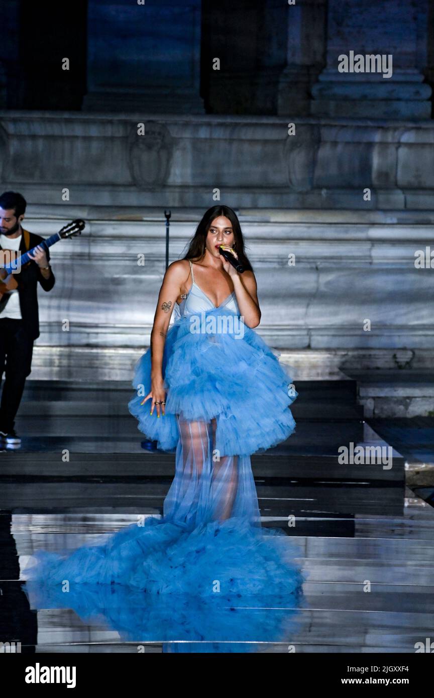 Roma, Italia. 12th luglio 2022. Roma, 12/07/2022 campidoglio, Gaia ospite speciale sulla passerella, per la premiazione di “chi è al next2022. La cantante cantò alcune canzoni dal suo repertorio, indossando uno splendido abito ATTO N. 1. Nella foto la cantante GAIA Credit: Independent Photo Agency/Alamy Live News Foto Stock