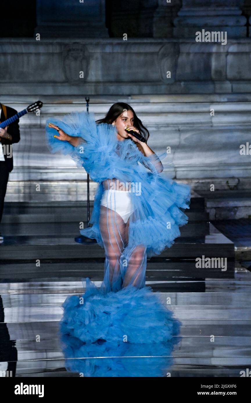 Roma, Italia. 12th luglio 2022. Roma, 12/07/2022 campidoglio, Gaia ospite speciale sulla passerella, per la premiazione di “chi è al next2022. La cantante cantò alcune canzoni dal suo repertorio, indossando uno splendido abito ATTO N. 1. Nella foto la cantante GAIA Credit: Independent Photo Agency/Alamy Live News Foto Stock