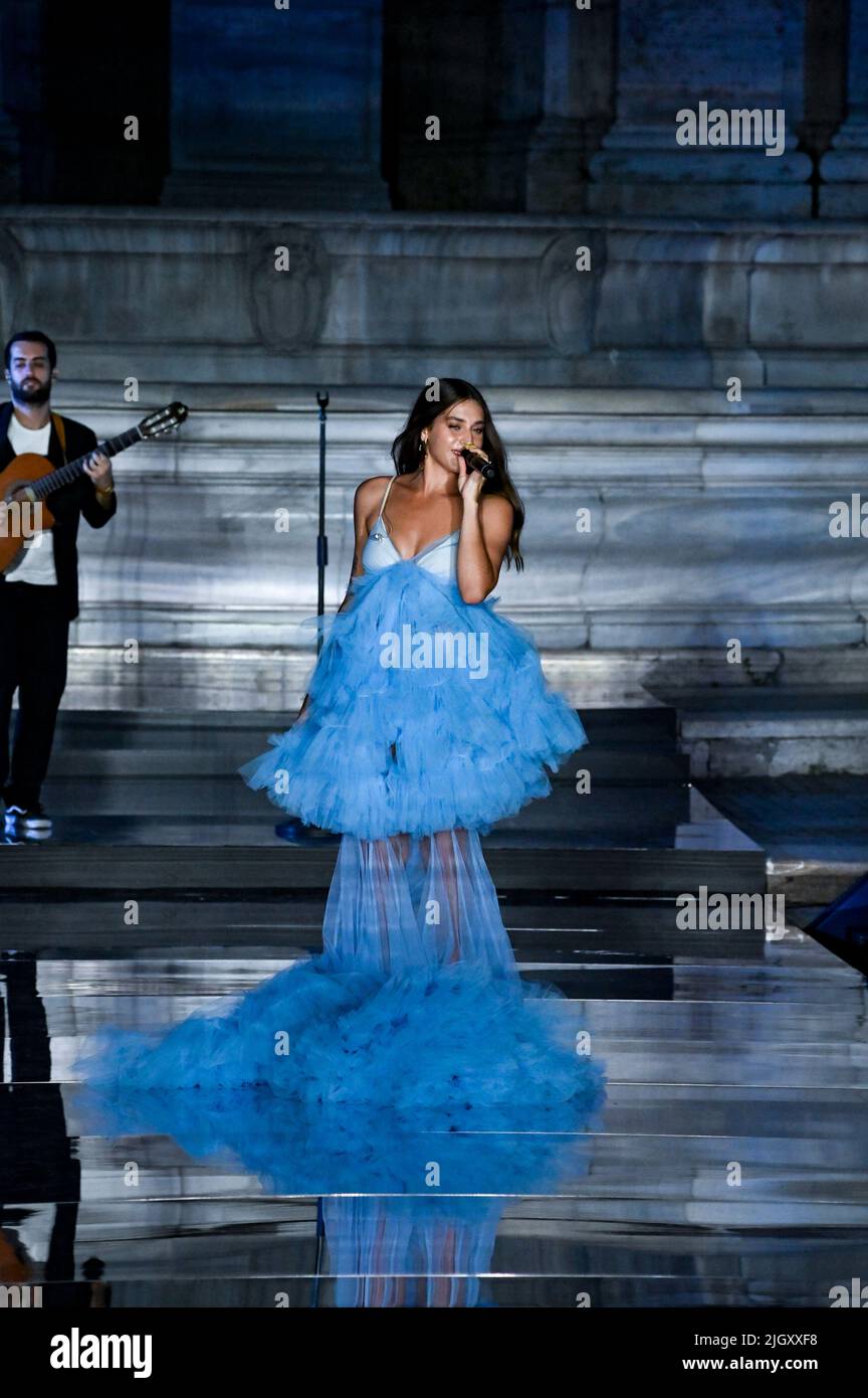 Roma, Italia. 12th luglio 2022. Roma, 12/07/2022 campidoglio, Gaia ospite speciale sulla passerella, per la premiazione di “chi è al next2022. La cantante cantò alcune canzoni dal suo repertorio, indossando uno splendido abito ATTO N. 1. Nella foto la cantante GAIA Credit: Independent Photo Agency/Alamy Live News Foto Stock