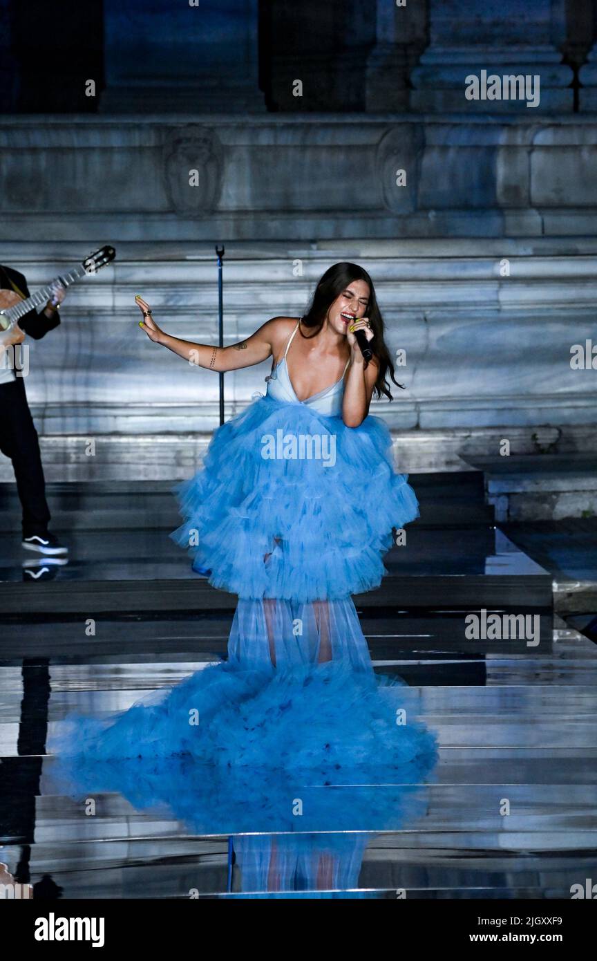 Roma, Italia. 12th luglio 2022. Roma, 12/07/2022 campidoglio, Gaia ospite speciale sulla passerella, per la premiazione di “chi è al next2022. La cantante cantò alcune canzoni dal suo repertorio, indossando uno splendido abito ATTO N. 1. Nella foto la cantante GAIA Credit: Independent Photo Agency/Alamy Live News Foto Stock