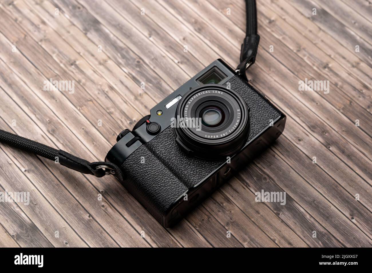 Fotocamera compatta Fujifilm X100V con obiettivo fisso Fujinon da 23 mm. Fotocamera dal design vintage per creativi e fotografi. Facile da usare. Foto Stock