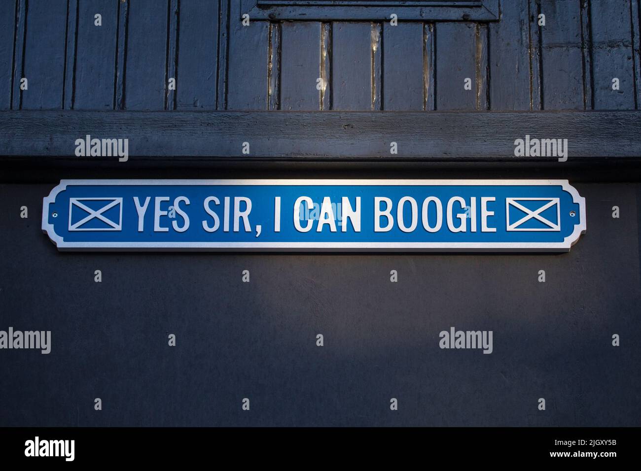 Glasgow, Scozia - Ottobre 15th 2021: Un segno umoristico si Sir, i Can Boogie, all'esterno di un edificio nella città di Glasgow, Scozia. Foto Stock