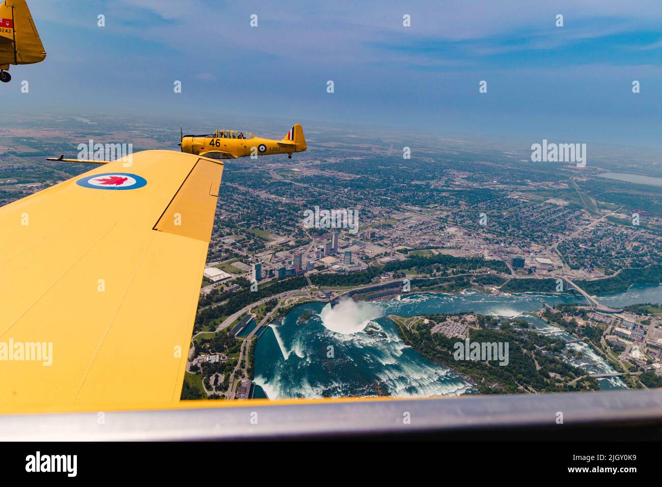 Volare con il flusso sopra le Cascate del Niagara Foto Stock