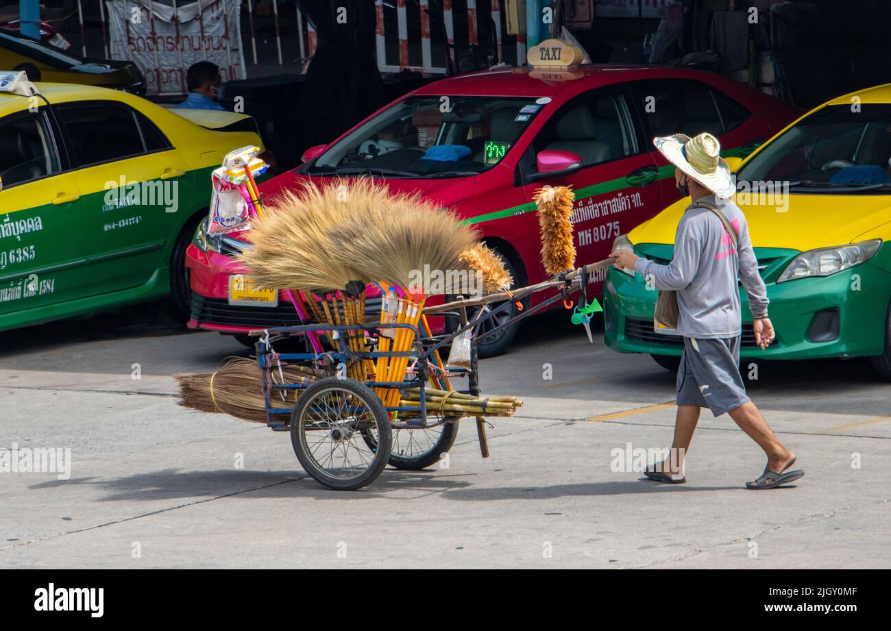 SAMUT PRAKAN, THAILANDIA, MAR 29 2022, Un venditore spinge un carrello con scopa per strada Foto Stock