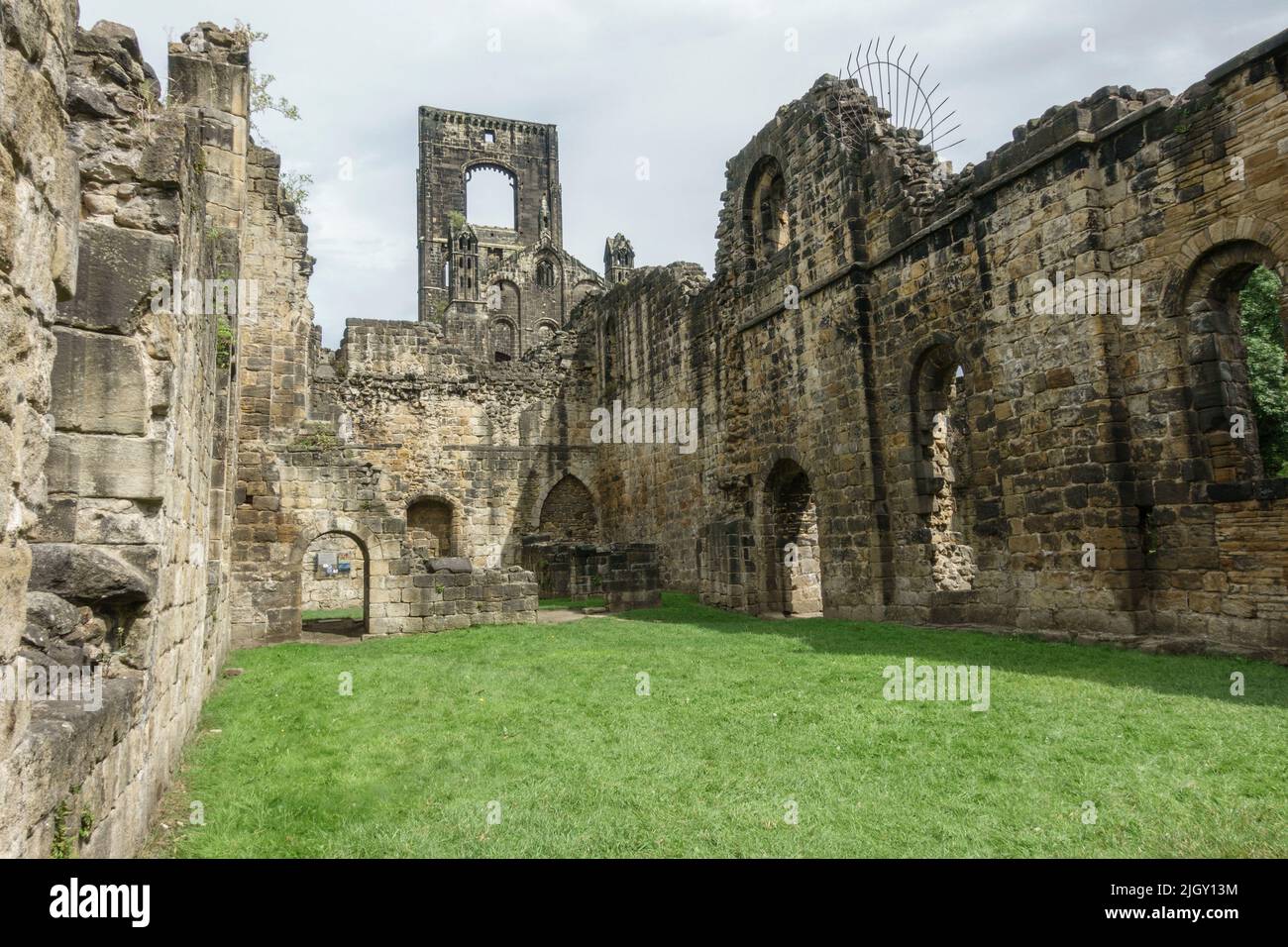 Vista verso la casa di riscaldamento, Kirkstall Abbey, un monastero cistercense in rovina a Kirkstall, a nord-ovest di Leeds, West Yorkshire, Inghilterra. Foto Stock