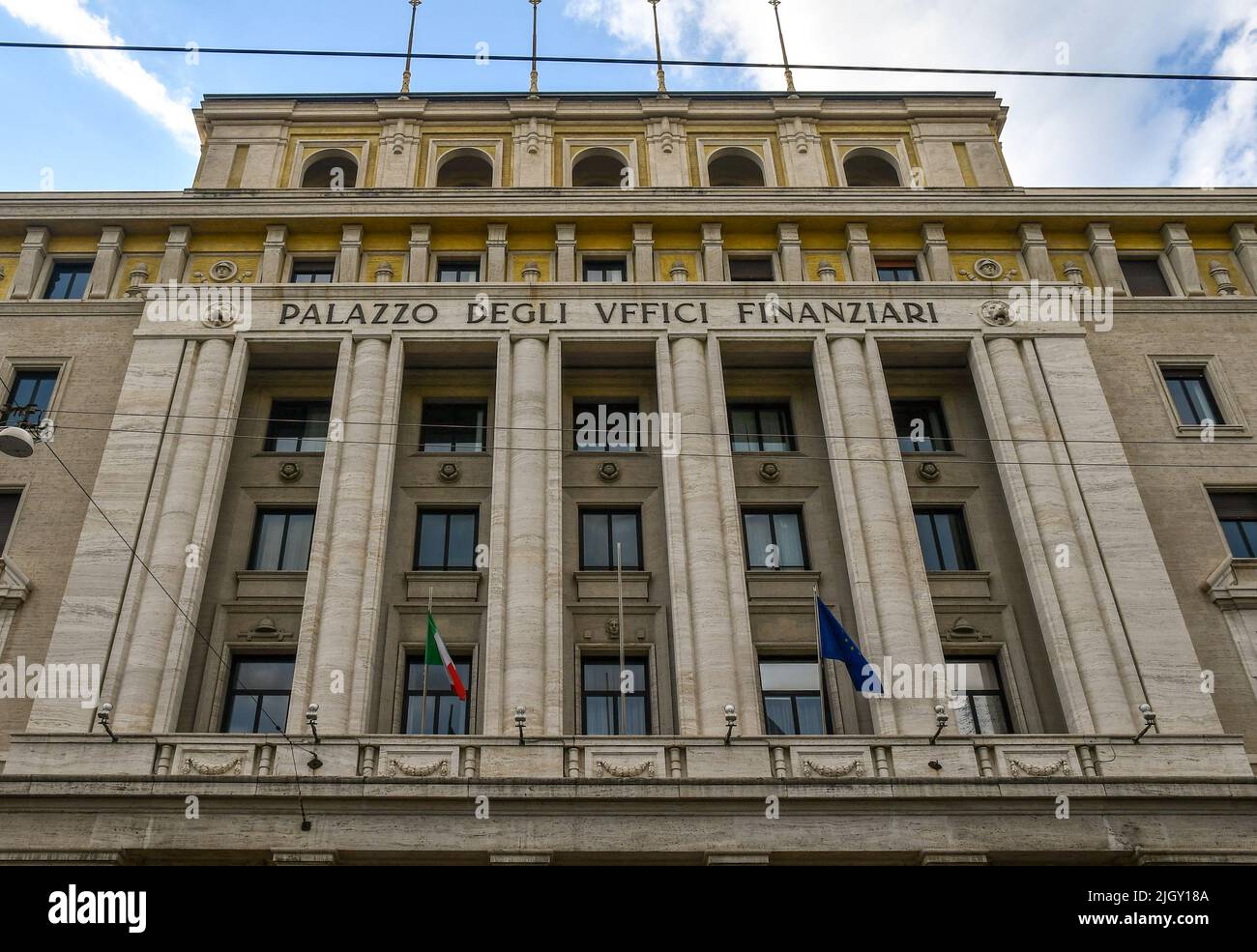 Esterno del Palazzo degli uffici finanziari (Palazzo degli uffici finanziari, 1931) nel centro di Genova, Liguria, Italia Foto Stock