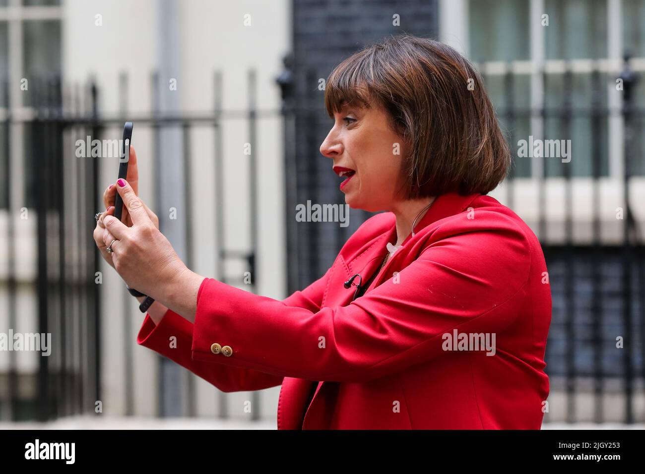 Londra, Regno Unito. 7th luglio 2022. L'editore politico di Sky News Beth Rigby prende un video sul suo telefono cellulare mentre segnala da Downing Street nel centro di Londra. (Credit Image: © Dinendra Haria/SOPA Images via ZUMA Press Wire) Foto Stock