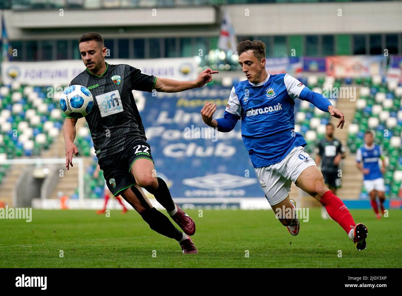 LinfieldÕs Joel Cooper (a sinistra) e il nuovo SaintsÕ Daniel Davies combattono per la palla durante la partita di qualificazione della UEFA Champions League al Windsor Park di Belfast. Data foto: Mercoledì 13 luglio 2022. Foto Stock