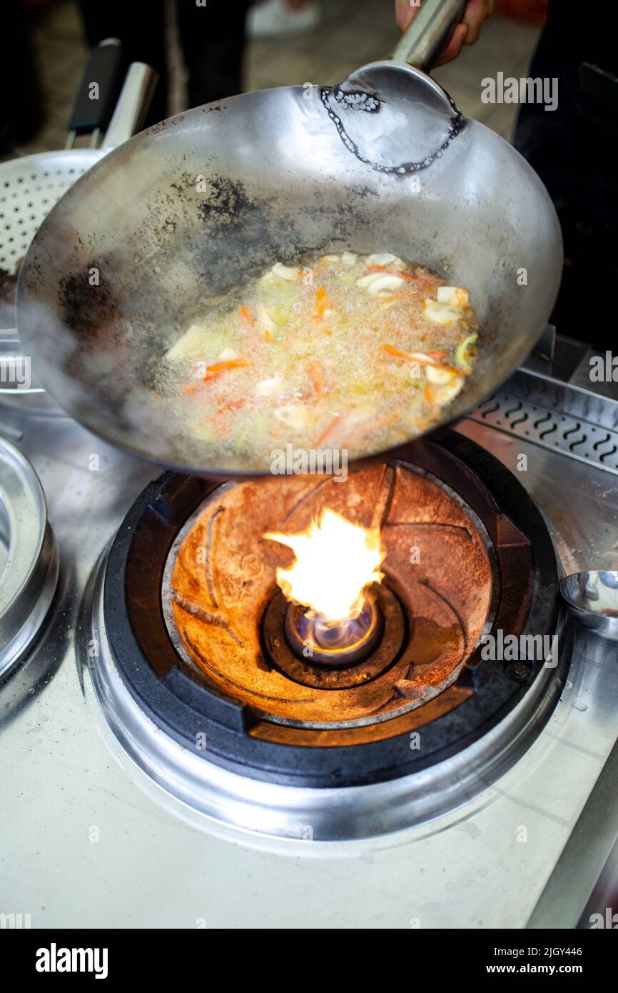 padella in primo piano cottura wok tagliatelle sul bruciatore Foto stock -  Alamy