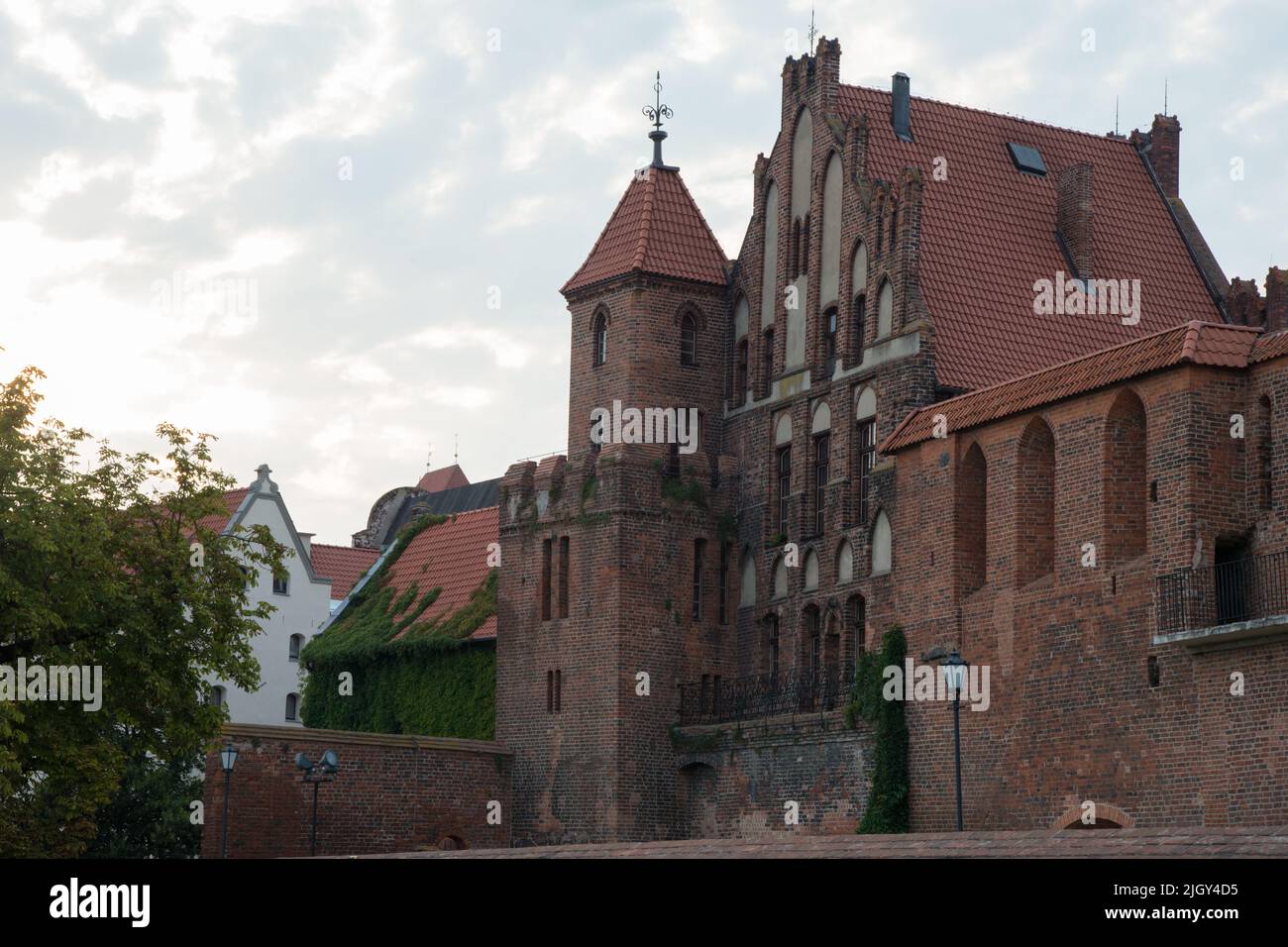 Facciata di un bellissimo edificio in mattoni a Torun, Polonia, Europa Foto Stock