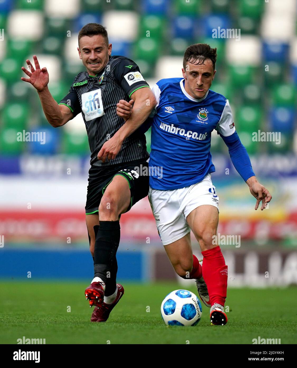 LinfieldÕs Joel Cooper (a destra) e il nuovo SaintsÕ Daniel Davies combattono per la palla durante la partita di qualificazione della UEFA Champions League al Windsor Park di Belfast. Data foto: Mercoledì 13 luglio 2022. Foto Stock