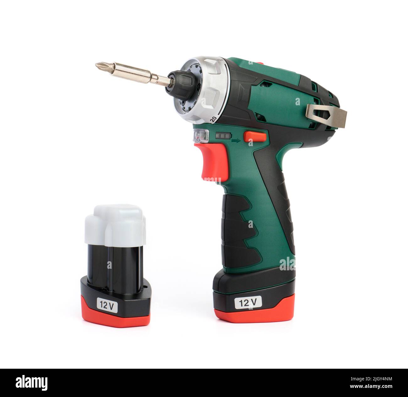 Avvitatore a batteria professionale e batteria di riserva in primo piano su sfondo bianco Foto Stock
