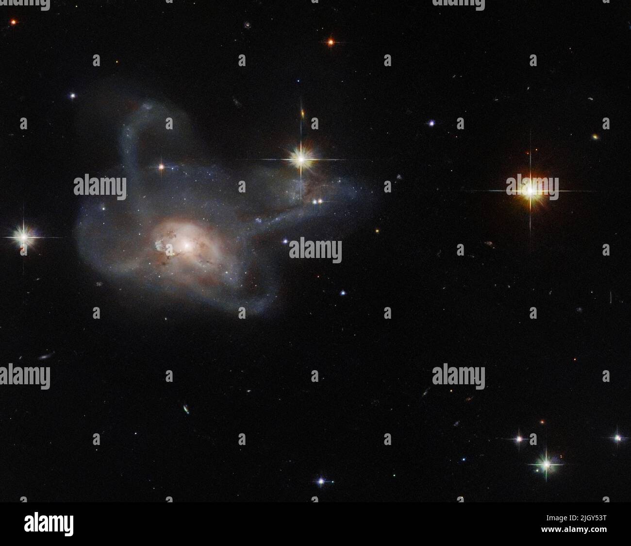 9 luglio 2022 - spazio - questa NASA/ESA Hubble Space Telescope Observation ha catturato la galassia CGCG 396-2, un'insolita fusione di galassie multi-armata che si trova a circa 520 milioni di anni luce dalla Terra nella costellazione Orion. Questa osservazione è una gemma del progetto Galaxy Zoo, un progetto di scienze dei cittadini che coinvolge centinaia di migliaia di volontari da tutto il mondo che hanno classificato le galassie per aiutare gli scienziati a risolvere un problema di proporzioni astronomiche: Come ordinare attraverso le vaste quantità di dati generati dai telescopi. Un voto pubblico ha selezionato gli oggetti più intriganti dal punto di vista astronomico f Foto Stock