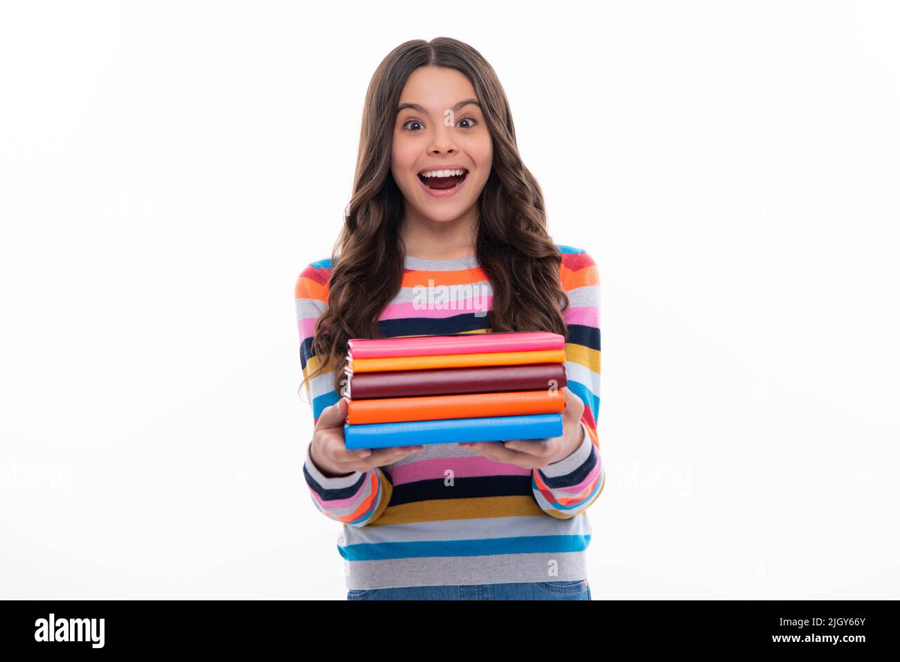 Scuola adolescente studia con i libri. Conoscenza di apprendimento e concetto di istruzione per i bambini. Faccia eccitata, emozioni allegre della ragazza adolescente. Foto Stock