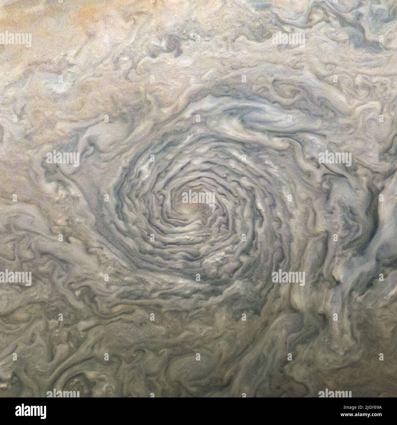 Spazio. 5th ago, 2019. Il nuovo progetto di scienza cittadina della NASA, Jovian Vortex Hunter, cerca il tuo aiuto per individuare vortici, spirali di vento, e altri fenomeni nelle foto del pianeta Giove. Un altro progetto di scienza dei cittadini della NASA, chiamato Junocam, cerca aiuto da parte dei membri della pubblica elaborazione delle immagini dalla missione Juno della NASA e sceglie i target per la navicella spaziale. Tuttavia, il nuovo progetto Jovian Vortex Hunter fornisce immagini già elaborate dal team scientifico, rendendo più facile e veloce per chiunque presti una mano. Categorizzare le immagini aiuterà gli scienziati a capire il flui Foto Stock