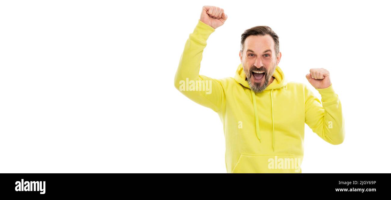 Ritratto del volto dell'uomo, banner con spazio di copia. Sono così felice. Emozioni umane. Uomo felice maturo con barba. Ragazzo anziano che celebra il successo. Foto Stock