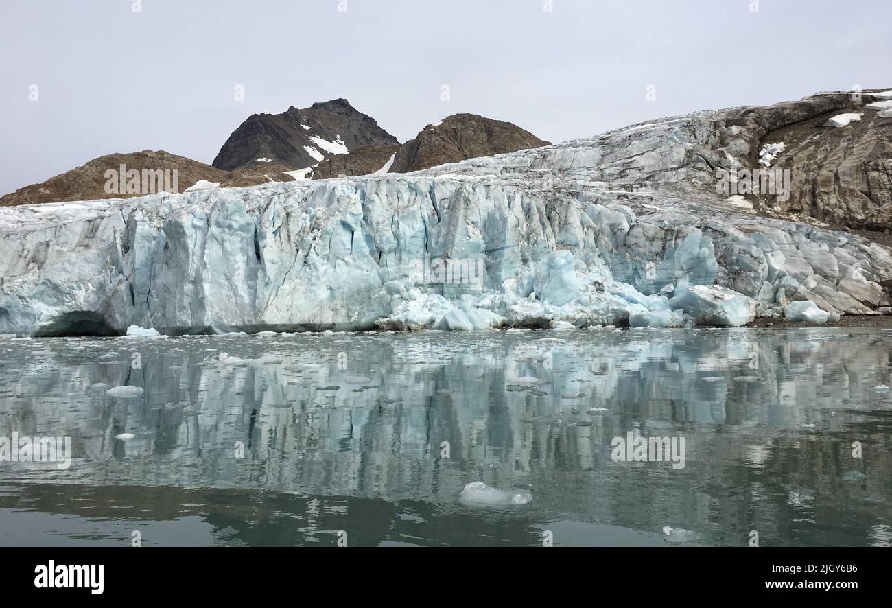 Groenlandia. 26th ago 2018. Gli oceani della NASA che fondono la Groenlandia, o OMG, hanno scoperto che la maggior parte dei ghiacciai della Groenlandia che si svuotano nell'oceano sono maggiormente a rischio di rapida perdita di ghiaccio rispetto a quanto precedentemente capito. La campagna di sei anni sul campo di OMG ha studiato il ruolo dell'oceano nella perdita di ghiaccio ghiacciato raccogliendo misurazioni precise della profondità, della temperatura e della salinità dell'oceano di fronte a più di 220 ghiacciai. L'obiettivo della missione era chiarire la nostra comprensione dell'aumento del livello del mare nei prossimi 50 anni. Questa foto del ghiacciaio Apusiaajik è stata scattata nei pressi di Kulusuk, Groenlandia, il 26 agosto 2018, durante l'OMG Foto Stock